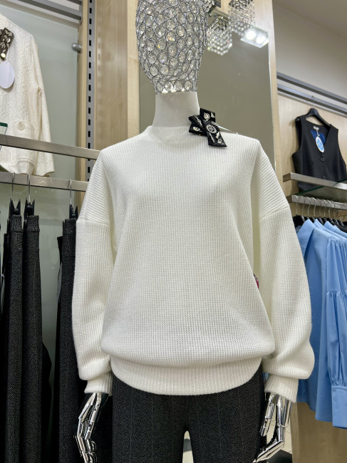 Свитер молочный - фото